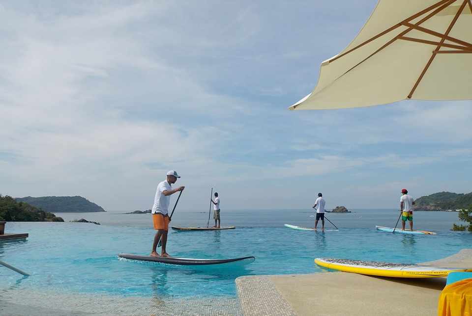 Hotel Azul Ixtapa Grand Stand Up Paddle. El Hotel Azul Ixtapa Grand cuenta con tres espectaculares piscinas, dos de ellas enfocadas a la relajación que incluyen 5 jacuzzis y otra infinity para realizar actividades deportivas