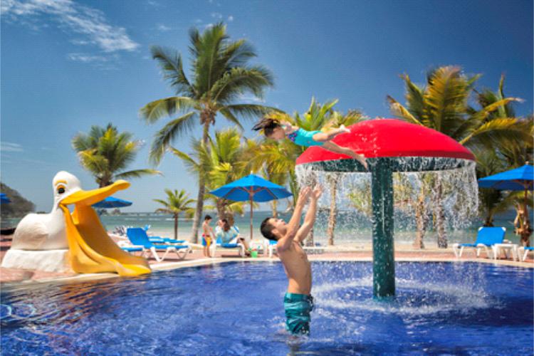 Hotel Barceló Ixtapa Albercas para Niños. Los niños podrán disfrutar de albercas exclusivas para ellos, con actividades y entretenimiento familiar en el plan todo incluido del Barceló Ixtapa