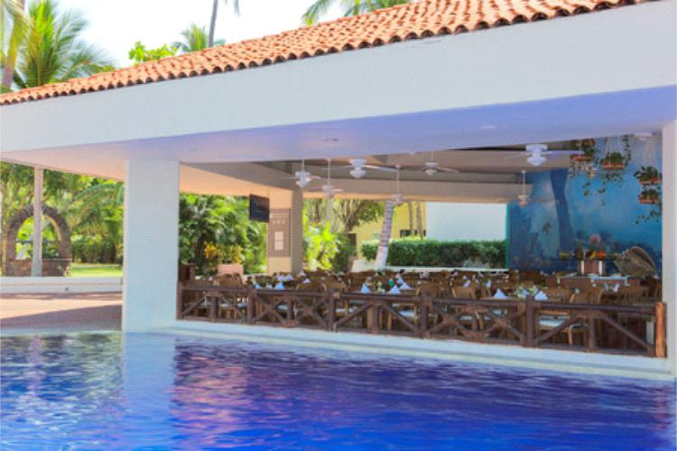 El Restaurante Caracol ofrece servicio a la carta especializado en mariscos y snacks preparados al momento, disfrútelo en su estancia todo incluido en el Hotel Barceló Ixtapa