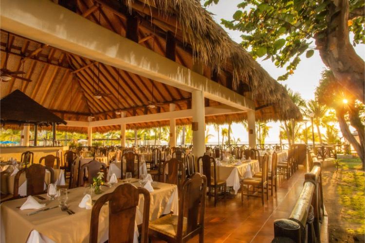 El Restaurante La Papala del Hotel Barceló Ixtapa ofrece deliciosos y variados buffet a un costado del área de la alberca y con vista al mar en Ixtapa Zihuatanejo