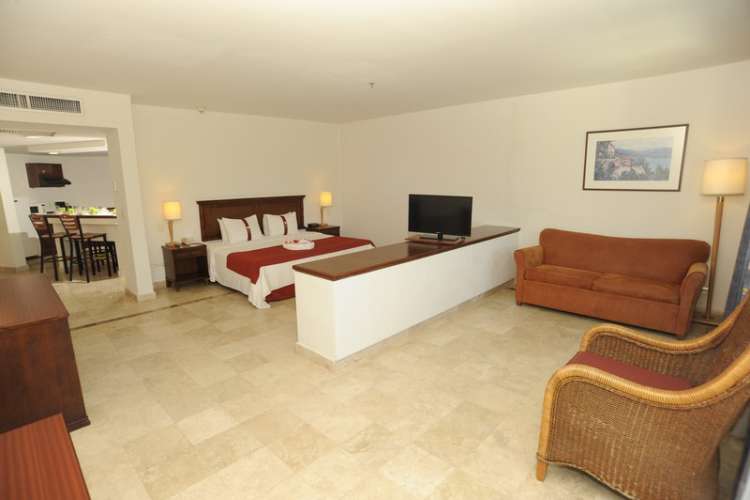 Hotel Gamma Inn Ixtapa Cuartos con todo lo necesario para sus vacaciones todo incluido en Ixtapa Zihuatanejo: Cuenta con cama King Size, sofá cama doble, aire acondicionado, clóset, kit de planchado, escritorio, internet inalámbrico, teléfono, TV por cable y caja de seguridad