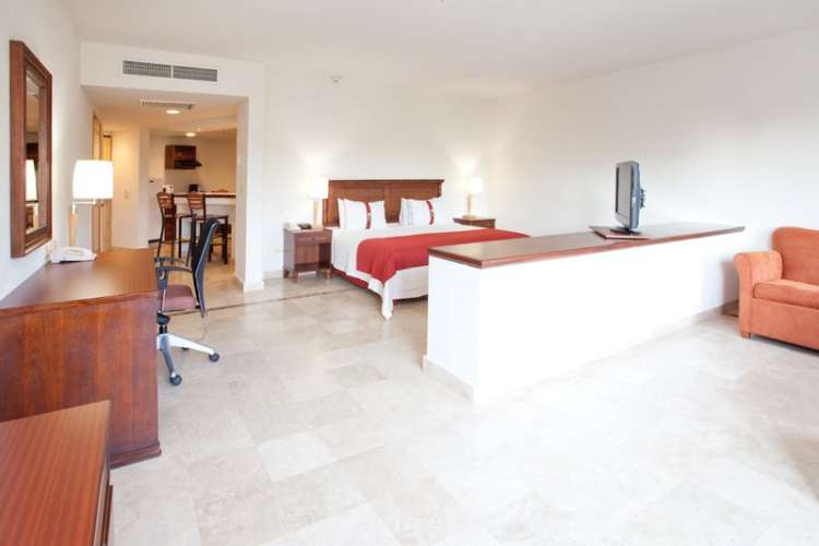 Hotel Gamma Inn Ixtapa Habitación equipada para atender las necesidades de las personas discapacitadas. Cuenta con una King size, baño privado, TV por cable, caja de seguridad y aire acondicionado. Es ideal para una o dos personas