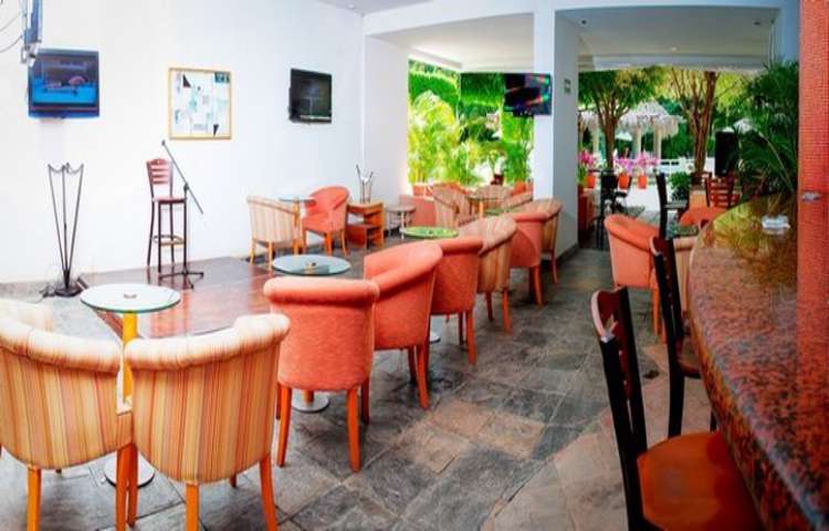 Disfruta de tu bebida favorita en el Lobby Bar del Hotel Gamma Inn Ixtapa en tu paquete todo incluido