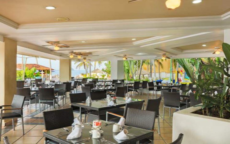 Hotel Krystal Ixtapa Restaurante Aquamarina, Con un moderno mobiliario este restaurante da servicio de desayunos buffet durante las mañanas armonizando con un ambiente formado por jardines y la alberca principal