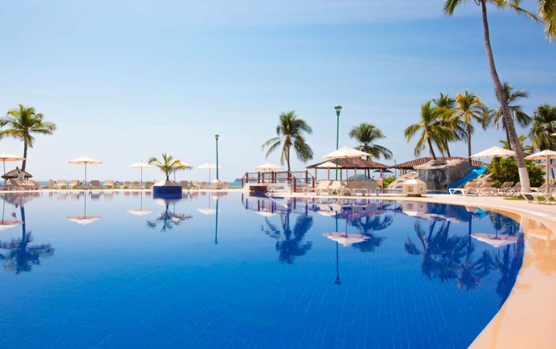 Hotel Krystal Ixtapa Todo Incluido: Alberca para niños, Piscina principal con tobogán, Palapas en la playa