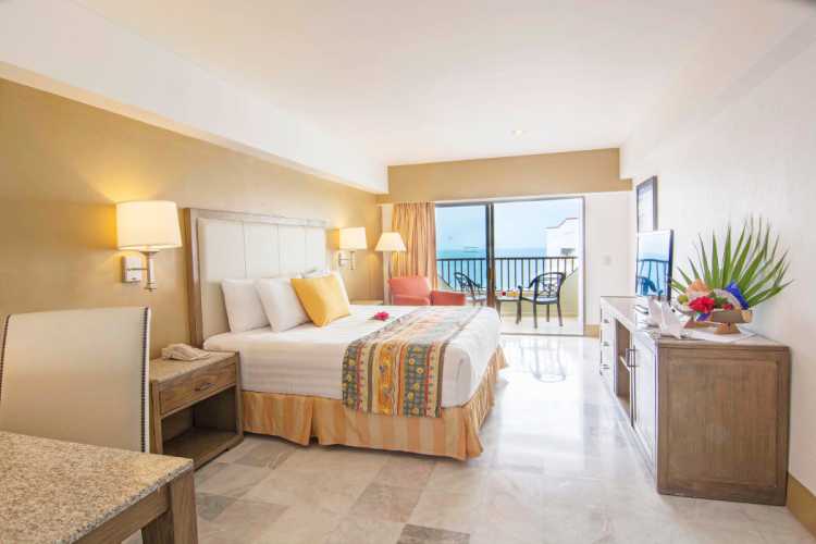 Hotel Tesoro Ixtapa Cuartos, DELUXE VISTA PARCIAL AL OCÉANO, Las habitaciones de lujo cuentan con camas King Size o dos camas dobles, además de un balcón privado y vista al mar