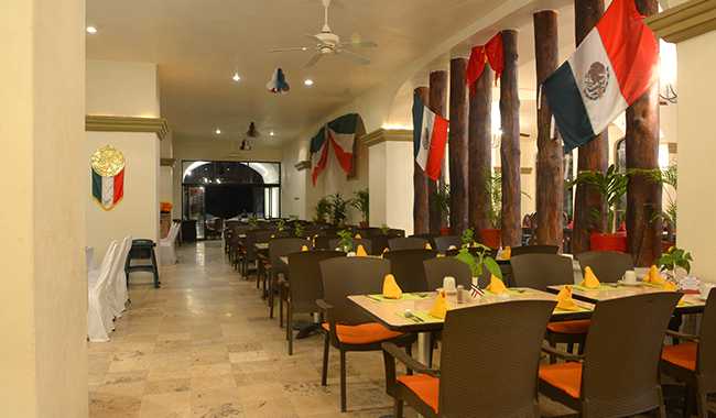 Hotel Tesoro Ixtapa Restaurante La Mar: Servicio diario para desayuno, comida y cena tipo buffet. Cocina internacional con un tema distinto cada día