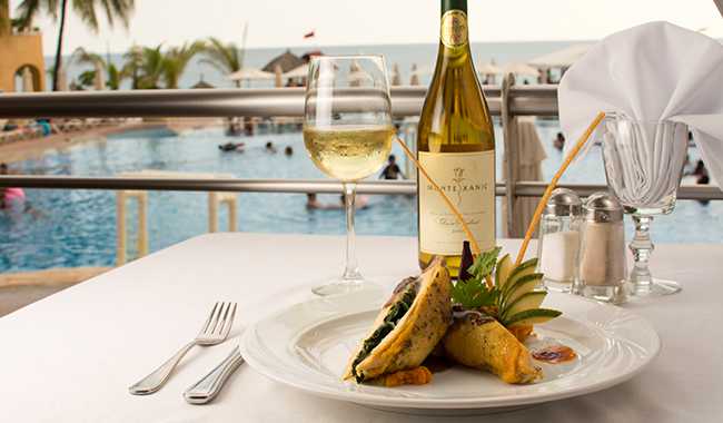 Hotel Tesoro Ixtapa Restaurante La Mar: Servicio diario para desayuno, comida y cena tipo buffet. Cocina internacional con un tema distinto cada día