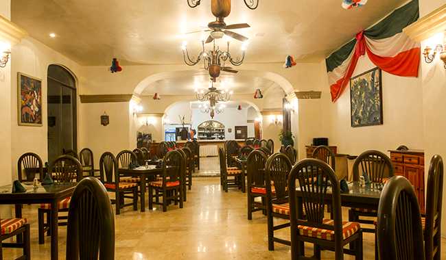 Hotel Tesoro Ixtapa Restaurante El Mesón: Servicio de cena a la carta. Alta cocina mexicana e Italiana. (Requiere reservación)